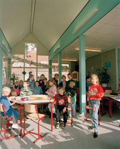 822609 Afbeelding van een groep kinderen in het nieuwe gebouwtje bij de speeltuin De Speelboom (Hortensiastraat 4) te ...